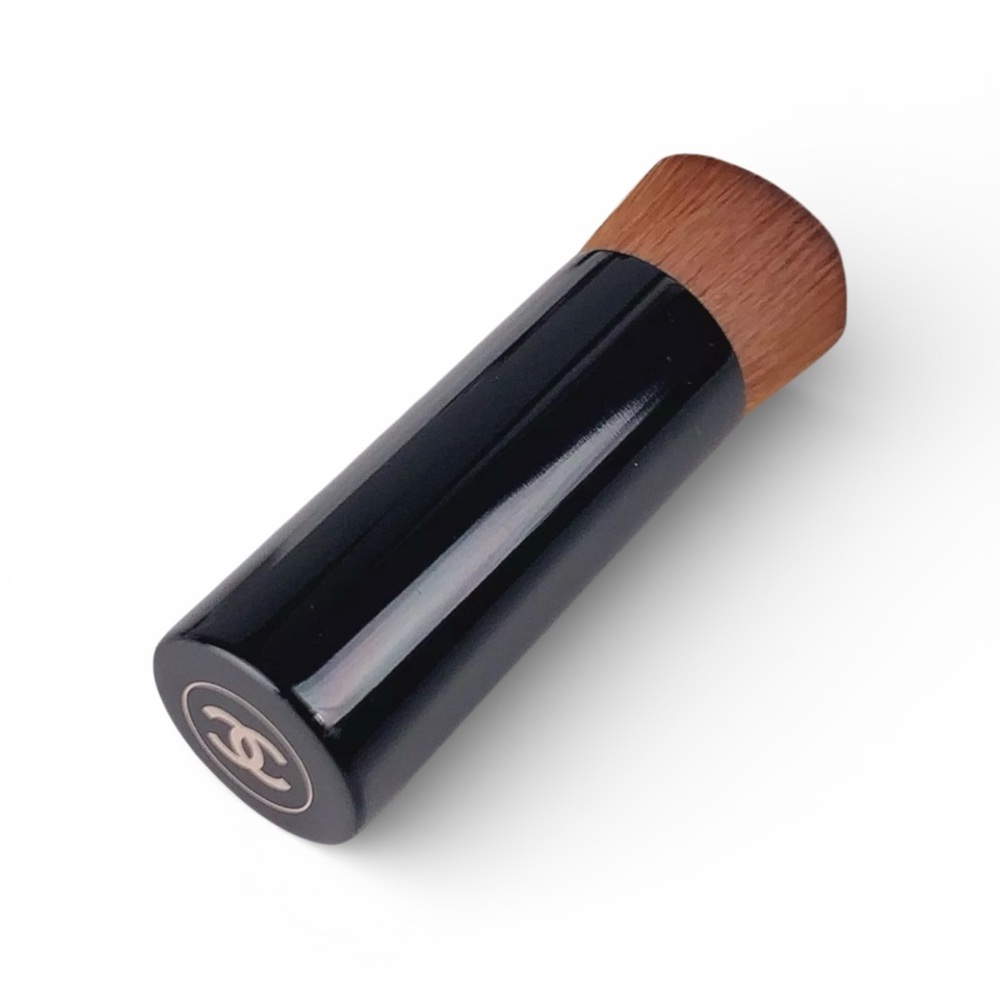 Chanel Water-Fresh Complexion Touch Travel
Foundation Brush 2.5"